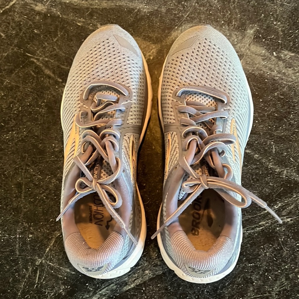 Womens Brooks Adrenaline only worn a few times.
